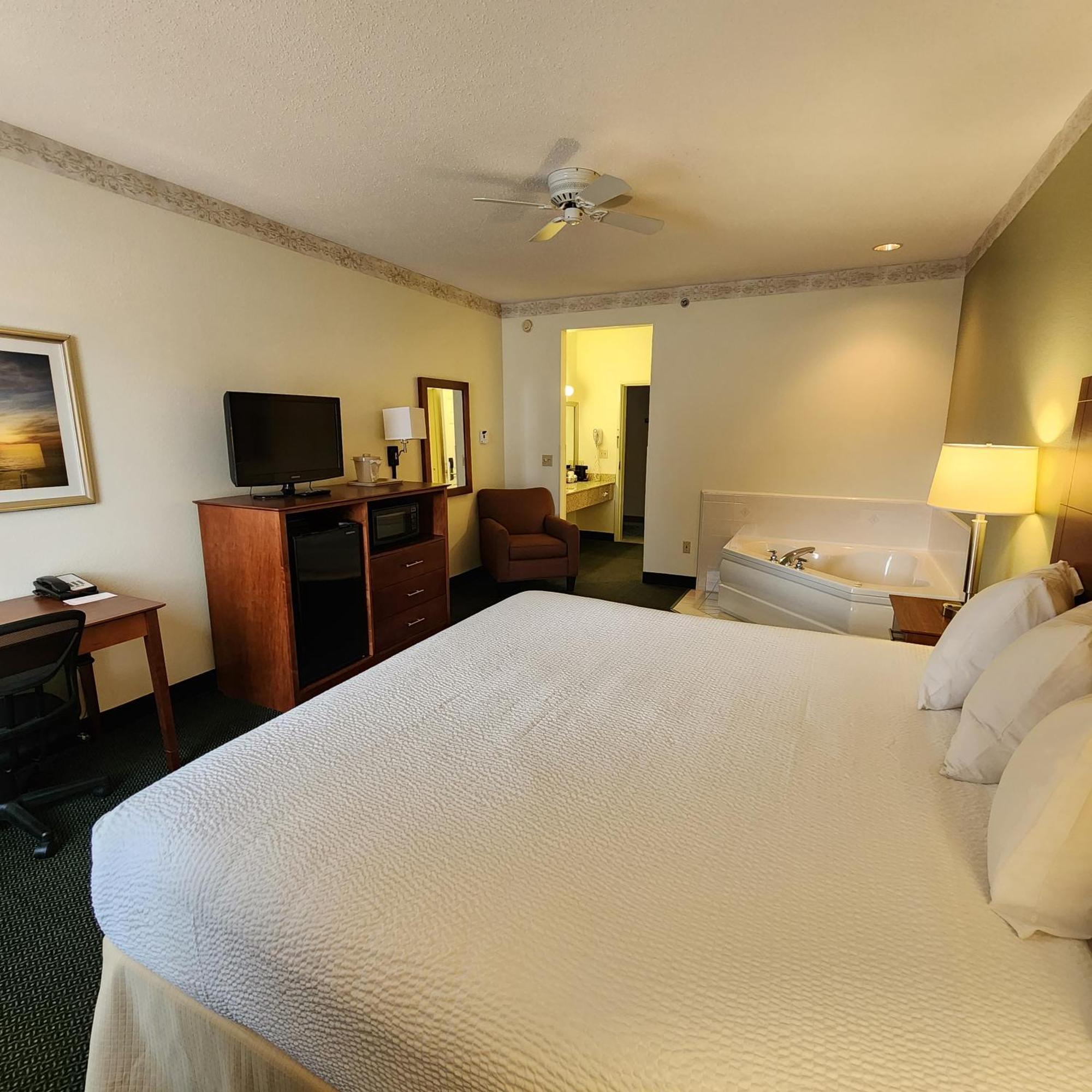 Baymont By Wyndham Mackinaw City Extérieur photo